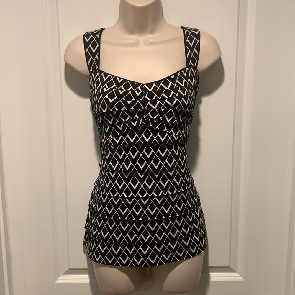 Black and white geo print tiered top from WHBM Sz LARGE